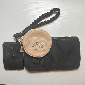 Beis sport wristlet